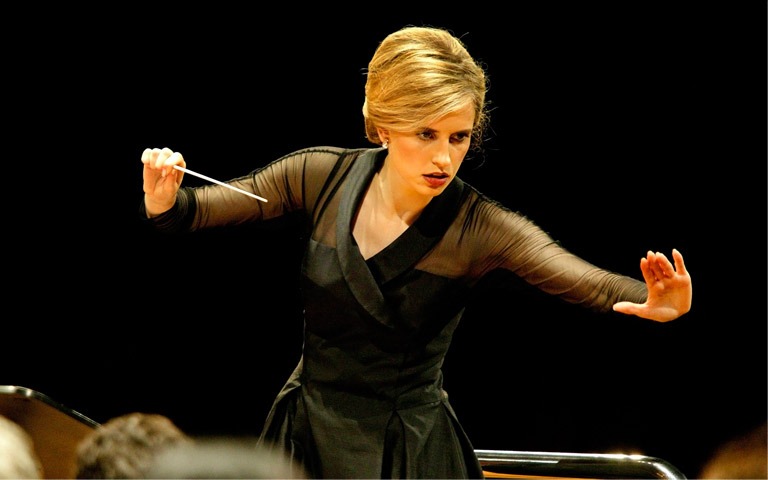 Sophia directora orquesta